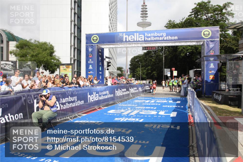 29.06.2025 - hella hamburg halbmarathon Michael Strokosch http://msf.ph/oto/8154539 29.06.2025 10:03:09 Ziel 9, 23 meine-sportfotos.de