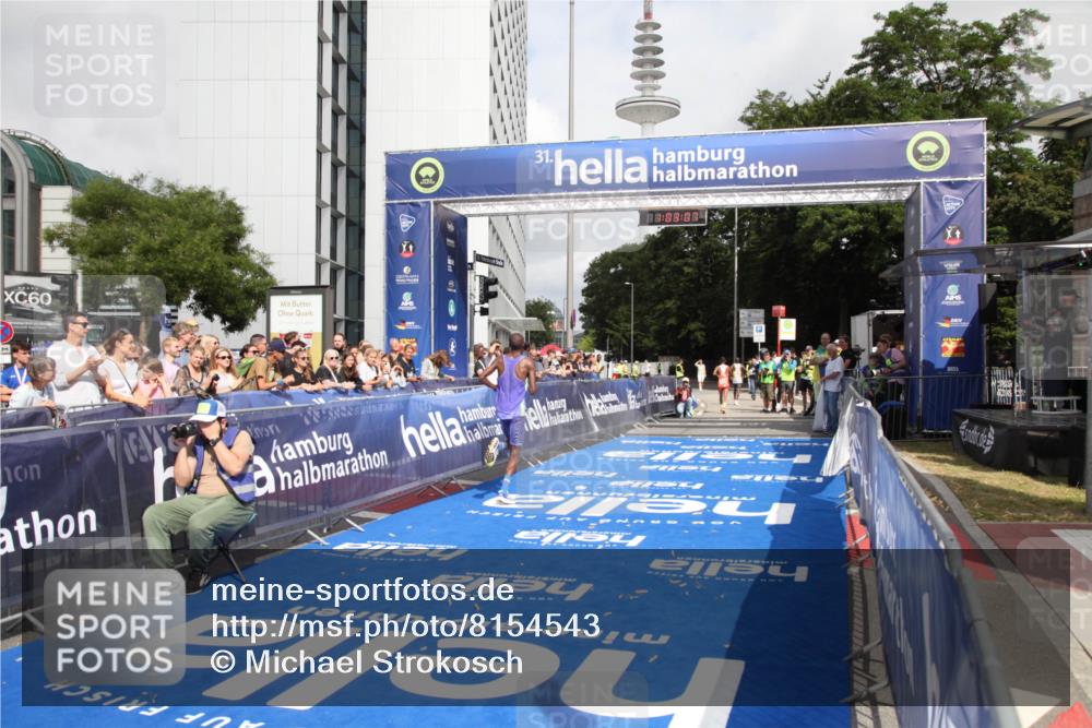 29.06.2025 - hella hamburg halbmarathon Michael Strokosch http://msf.ph/oto/8154543 29.06.2025 10:03:11 Ziel 16, 23 meine-sportfotos.de