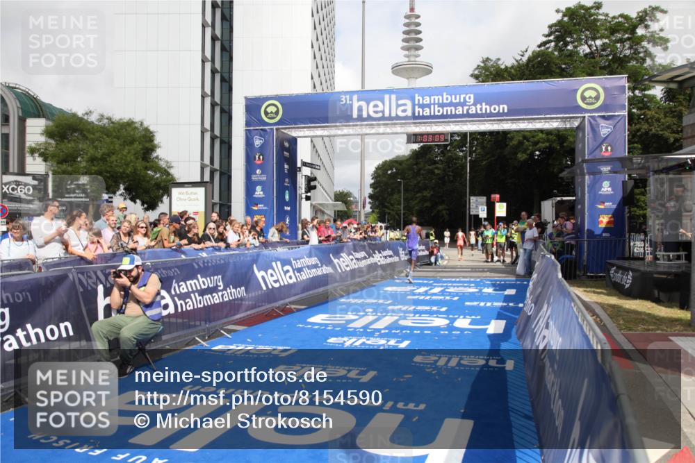 29.06.2025 - hella hamburg halbmarathon Michael Strokosch http://msf.ph/oto/8154590 29.06.2025 10:03:13 Ziel 16, 23 meine-sportfotos.de