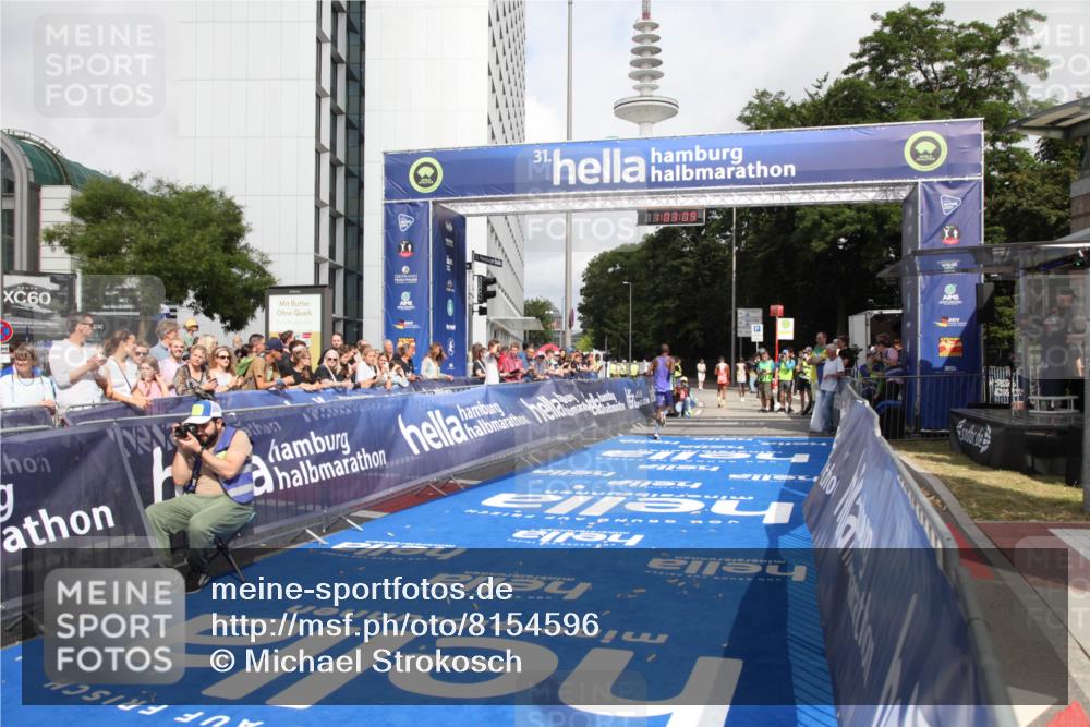 29.06.2025 - hella hamburg halbmarathon Michael Strokosch http://msf.ph/oto/8154596 29.06.2025 10:03:13 Ziel 16, 23 meine-sportfotos.de