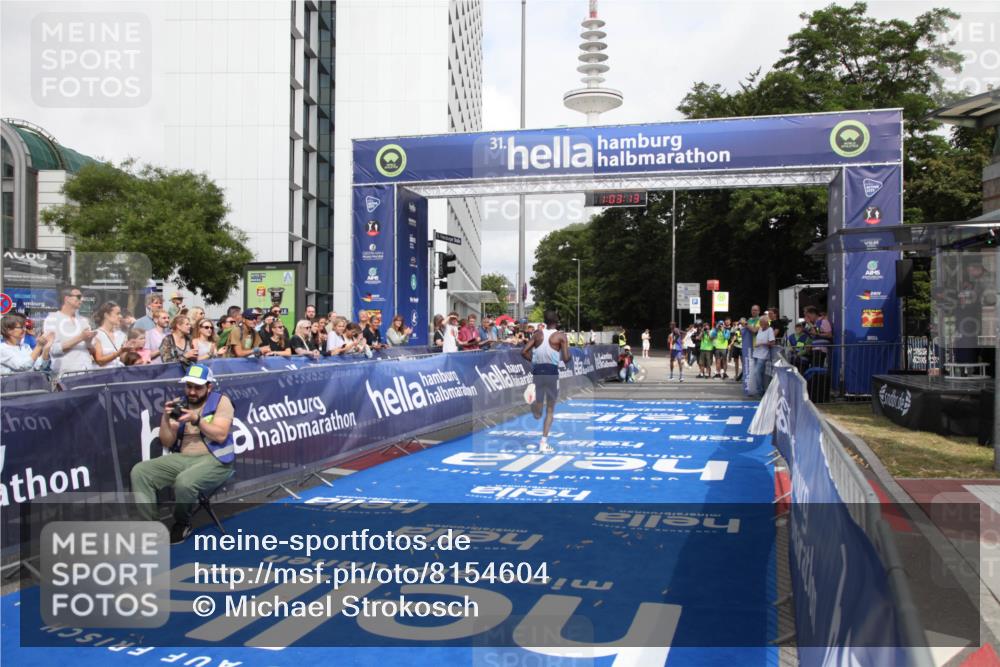 29.06.2025 - hella hamburg halbmarathon Michael Strokosch http://msf.ph/oto/8154604 29.06.2025 10:03:17 Ziel 16 meine-sportfotos.de
