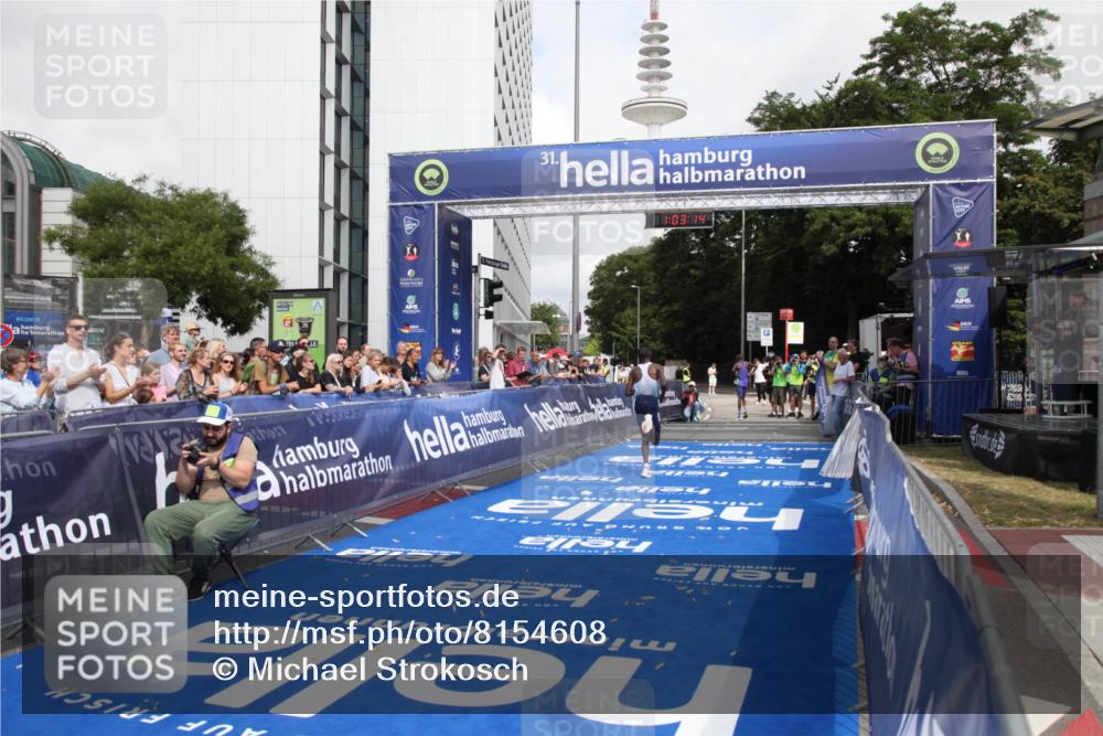 29.06.2025 - hella hamburg halbmarathon Michael Strokosch http://msf.ph/oto/8154608 29.06.2025 10:03:18 Ziel 16 meine-sportfotos.de