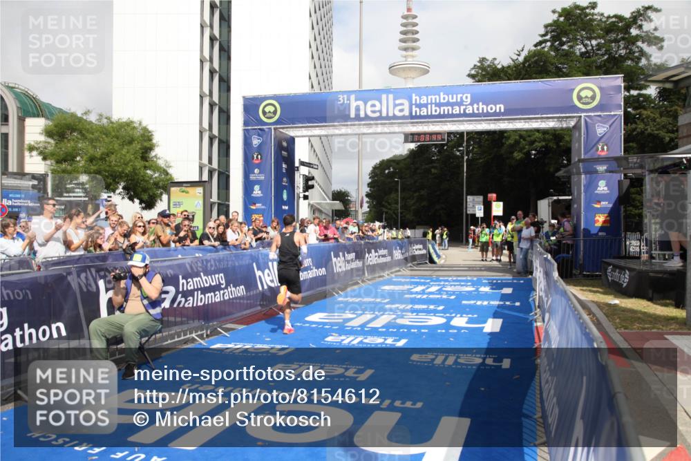 29.06.2025 - hella hamburg halbmarathon Michael Strokosch http://msf.ph/oto/8154612 29.06.2025 10:03:48 Ziel 6 meine-sportfotos.de