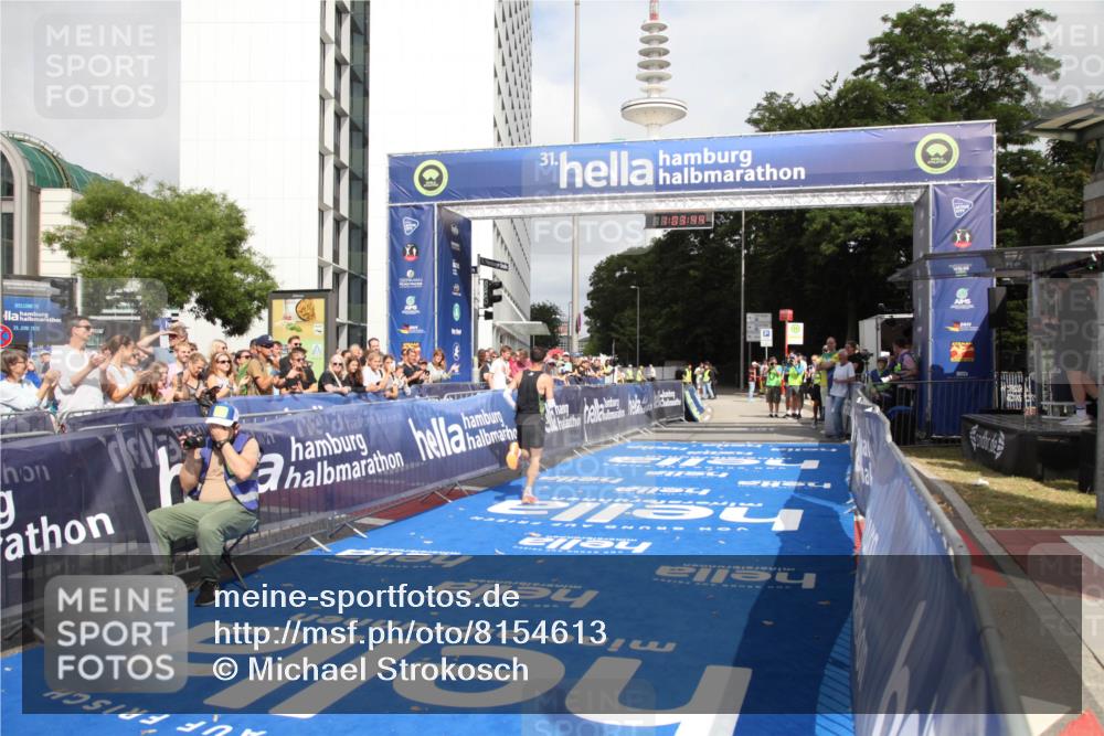 29.06.2025 - hella hamburg halbmarathon Michael Strokosch http://msf.ph/oto/8154613 29.06.2025 10:03:48 Ziel 6 meine-sportfotos.de