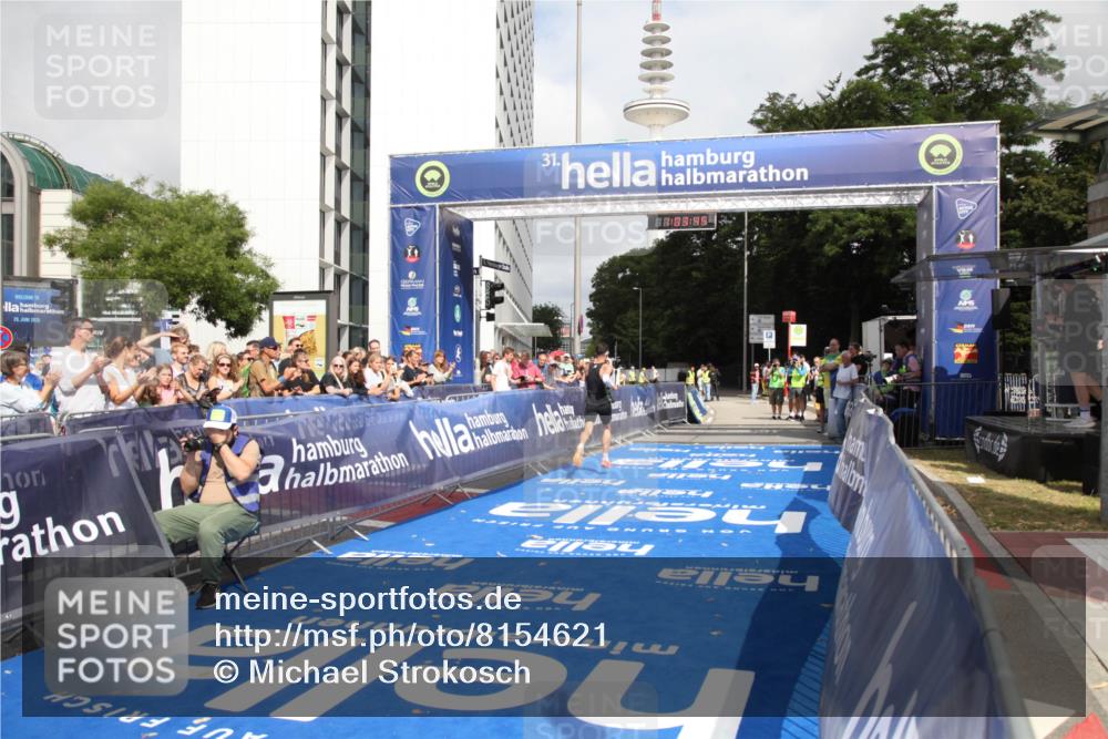 29.06.2025 - hella hamburg halbmarathon Michael Strokosch http://msf.ph/oto/8154621 29.06.2025 10:03:49 Ziel 6 meine-sportfotos.de