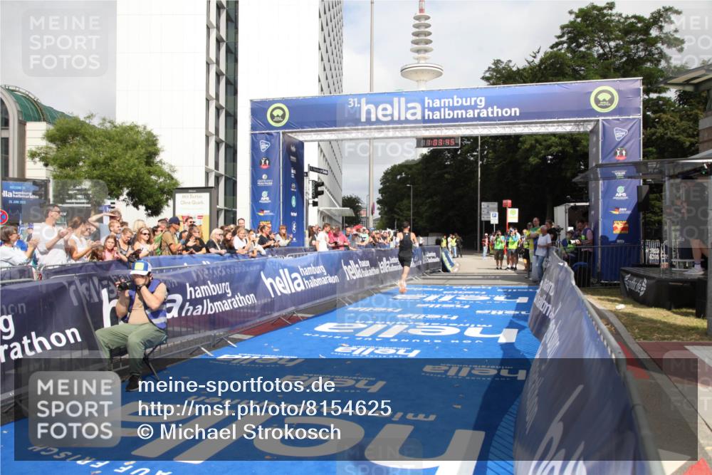 29.06.2025 - hella hamburg halbmarathon Michael Strokosch http://msf.ph/oto/8154625 29.06.2025 10:03:49 Ziel 6 meine-sportfotos.de