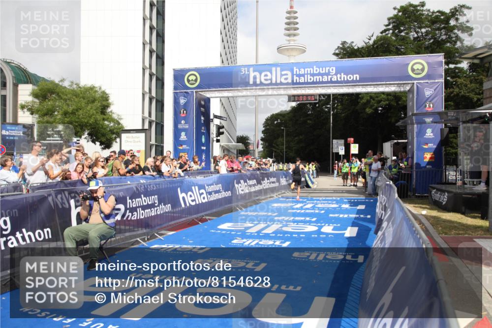 29.06.2025 - hella hamburg halbmarathon Michael Strokosch http://msf.ph/oto/8154628 29.06.2025 10:03:50 Ziel 6 meine-sportfotos.de