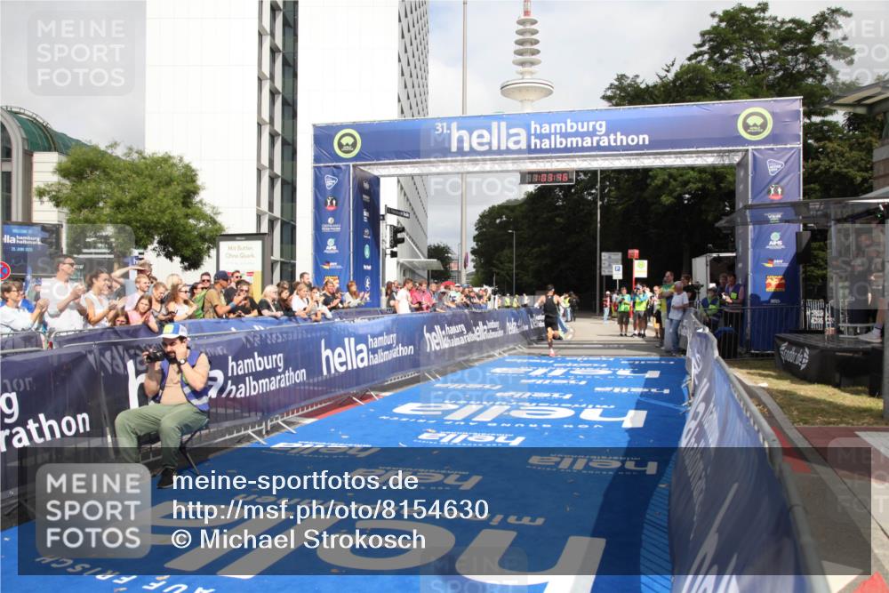 29.06.2025 - hella hamburg halbmarathon Michael Strokosch http://msf.ph/oto/8154630 29.06.2025 10:03:50 Ziel 6 meine-sportfotos.de