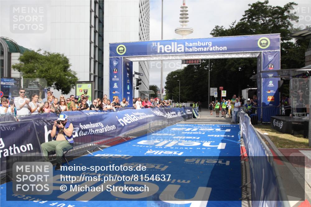 29.06.2025 - hella hamburg halbmarathon Michael Strokosch http://msf.ph/oto/8154637 29.06.2025 10:03:56 Ziel 13 meine-sportfotos.de