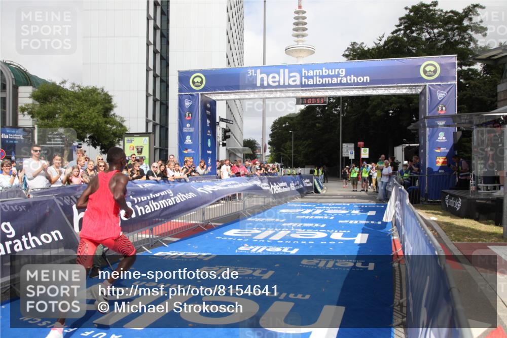 29.06.2025 - hella hamburg halbmarathon Michael Strokosch http://msf.ph/oto/8154641 29.06.2025 10:03:57 Ziel 13 meine-sportfotos.de