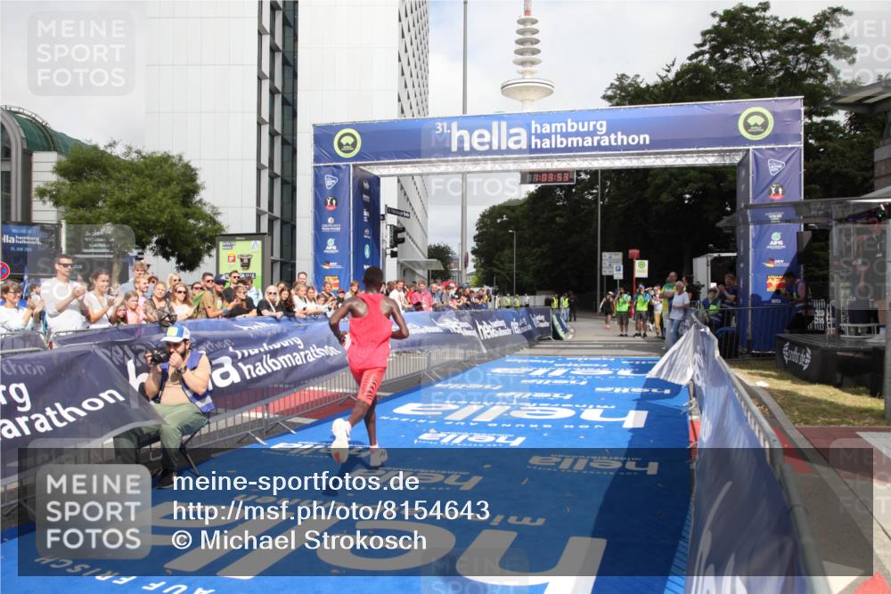29.06.2025 - hella hamburg halbmarathon Michael Strokosch http://msf.ph/oto/8154643 29.06.2025 10:03:57 Ziel 13 meine-sportfotos.de