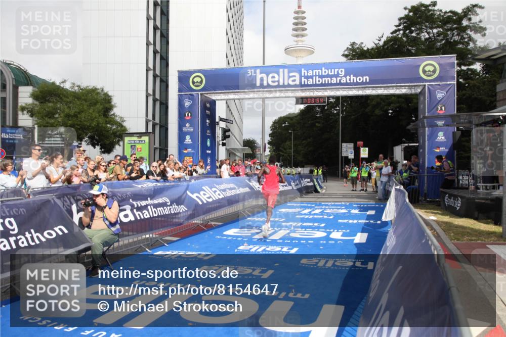 29.06.2025 - hella hamburg halbmarathon Michael Strokosch http://msf.ph/oto/8154647 29.06.2025 10:03:58 Ziel 13 meine-sportfotos.de