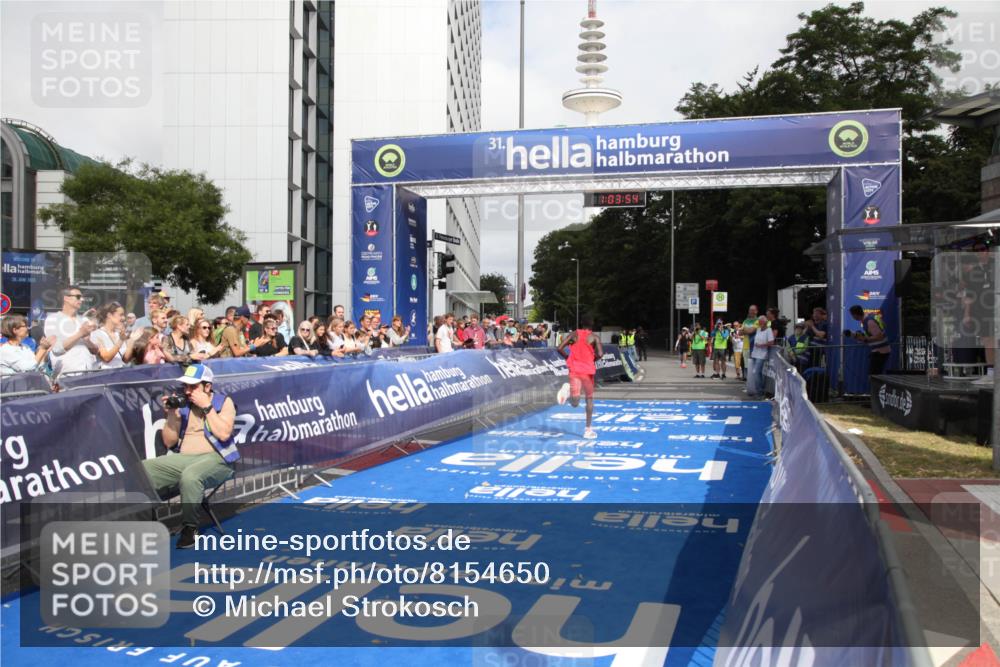 29.06.2025 - hella hamburg halbmarathon Michael Strokosch http://msf.ph/oto/8154650 29.06.2025 10:03:58 Ziel 13 meine-sportfotos.de