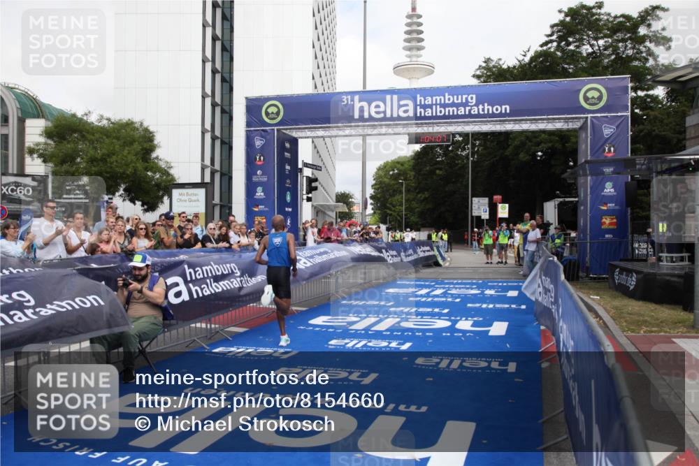 29.06.2025 - hella hamburg halbmarathon Michael Strokosch http://msf.ph/oto/8154660 29.06.2025 10:04:11 Ziel 15 meine-sportfotos.de