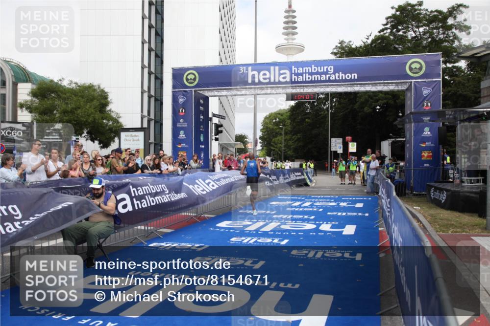 29.06.2025 - hella hamburg halbmarathon Michael Strokosch http://msf.ph/oto/8154671 29.06.2025 10:04:11 Ziel 15 meine-sportfotos.de