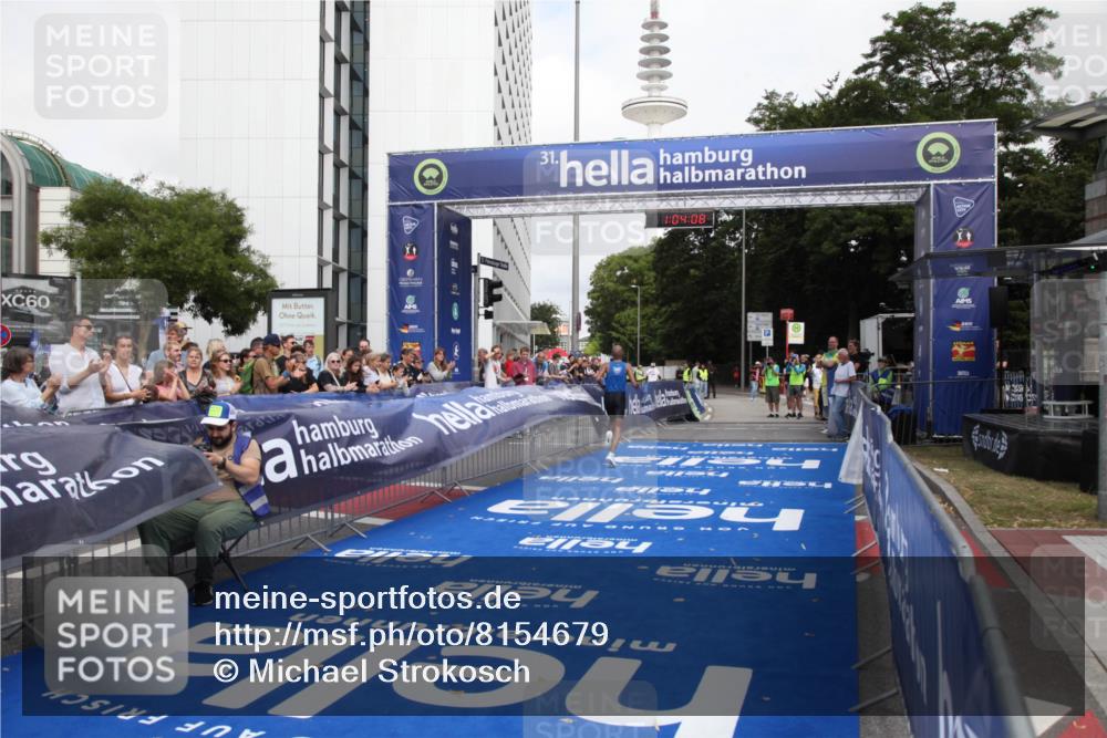 29.06.2025 - hella hamburg halbmarathon Michael Strokosch http://msf.ph/oto/8154679 29.06.2025 10:04:12 Ziel 15 meine-sportfotos.de