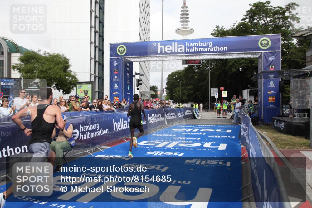 29.06.2025 - hella hamburg halbmarathon Michael Strokosch http://msf.ph/oto/8154685 29.06.2025 10:04:26 Ziel 8, 20, 59 meine-sportfotos.de