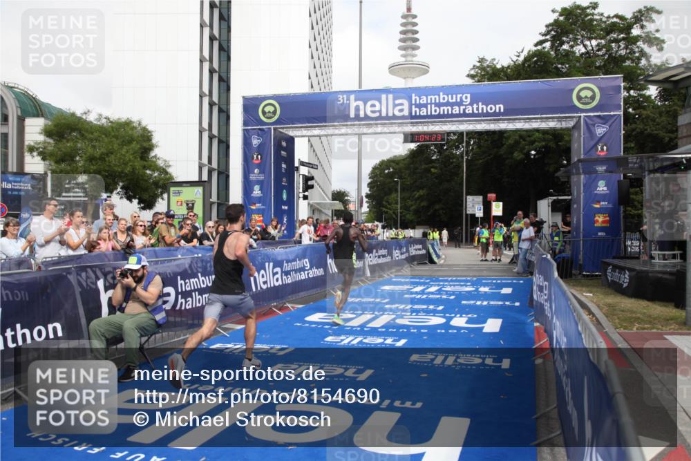 29.06.2025 - hella hamburg halbmarathon Michael Strokosch http://msf.ph/oto/8154690 29.06.2025 10:04:26 Ziel 8, 20, 59 meine-sportfotos.de