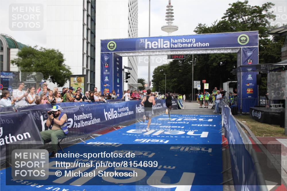 29.06.2025 - hella hamburg halbmarathon Michael Strokosch http://msf.ph/oto/8154699 29.06.2025 10:04:27 Ziel 8, 20, 59 meine-sportfotos.de
