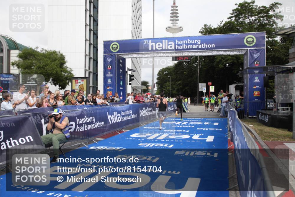 29.06.2025 - hella hamburg halbmarathon Michael Strokosch http://msf.ph/oto/8154704 29.06.2025 10:04:28 Ziel 8, 20, 59 meine-sportfotos.de