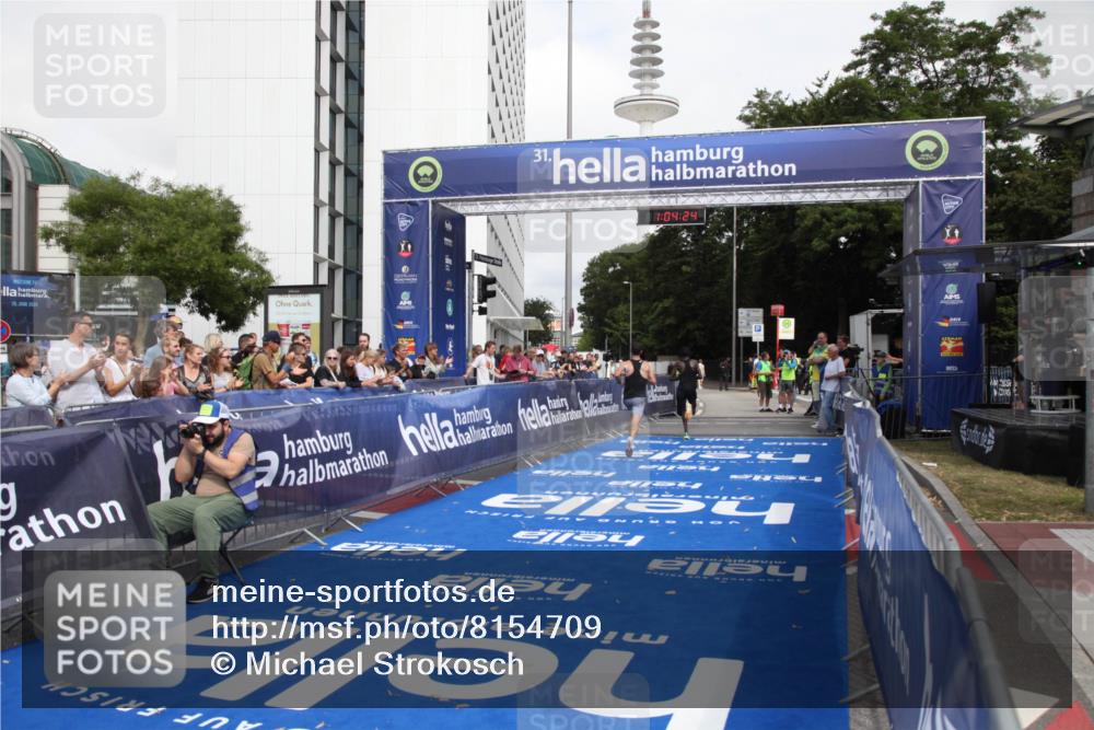 29.06.2025 - hella hamburg halbmarathon Michael Strokosch http://msf.ph/oto/8154709 29.06.2025 10:04:28 Ziel 8, 20, 59 meine-sportfotos.de
