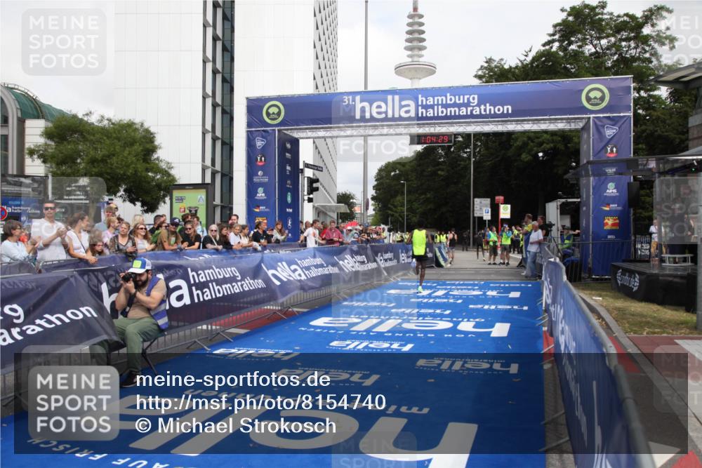 29.06.2025 - hella hamburg halbmarathon Michael Strokosch http://msf.ph/oto/8154740 29.06.2025 10:04:33 Ziel 58, 59 meine-sportfotos.de