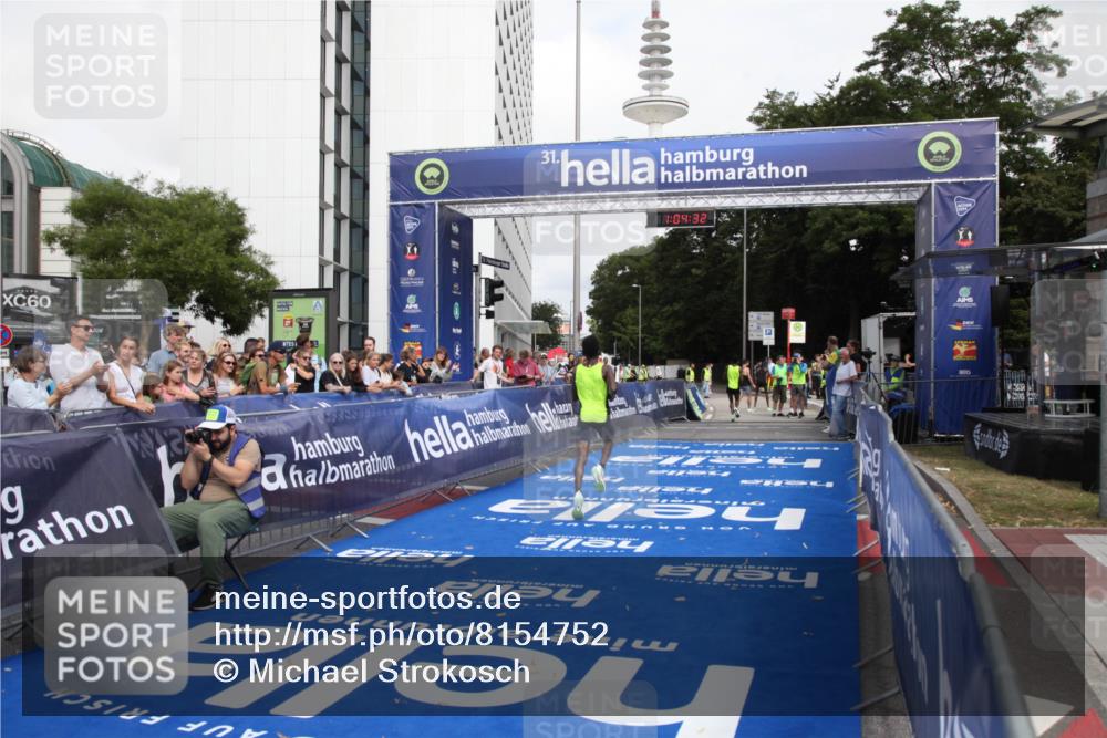 29.06.2025 - hella hamburg halbmarathon Michael Strokosch http://msf.ph/oto/8154752 29.06.2025 10:04:36 Ziel 58 meine-sportfotos.de