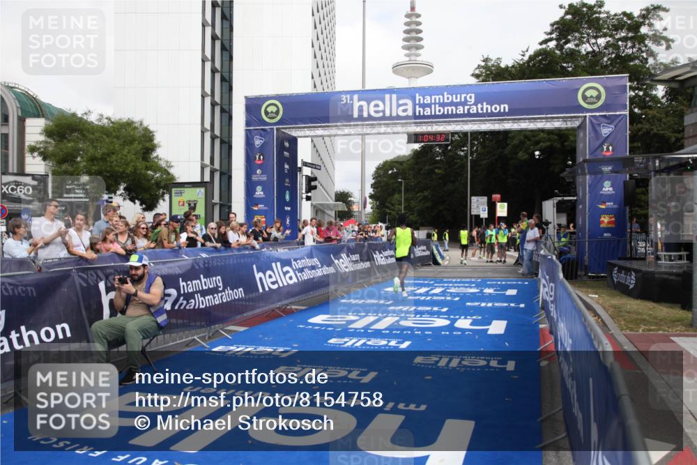 29.06.2025 - hella hamburg halbmarathon Michael Strokosch http://msf.ph/oto/8154758 29.06.2025 10:04:36 Ziel 58 meine-sportfotos.de