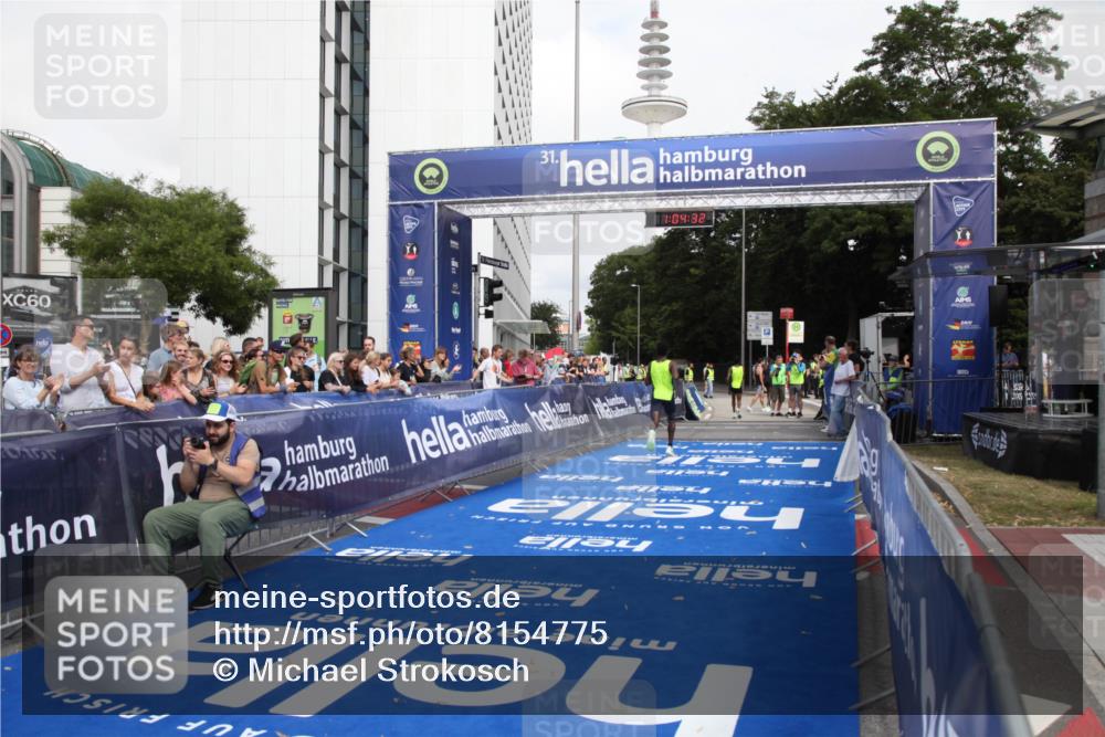 29.06.2025 - hella hamburg halbmarathon Michael Strokosch http://msf.ph/oto/8154775 29.06.2025 10:04:36 Ziel 58 meine-sportfotos.de