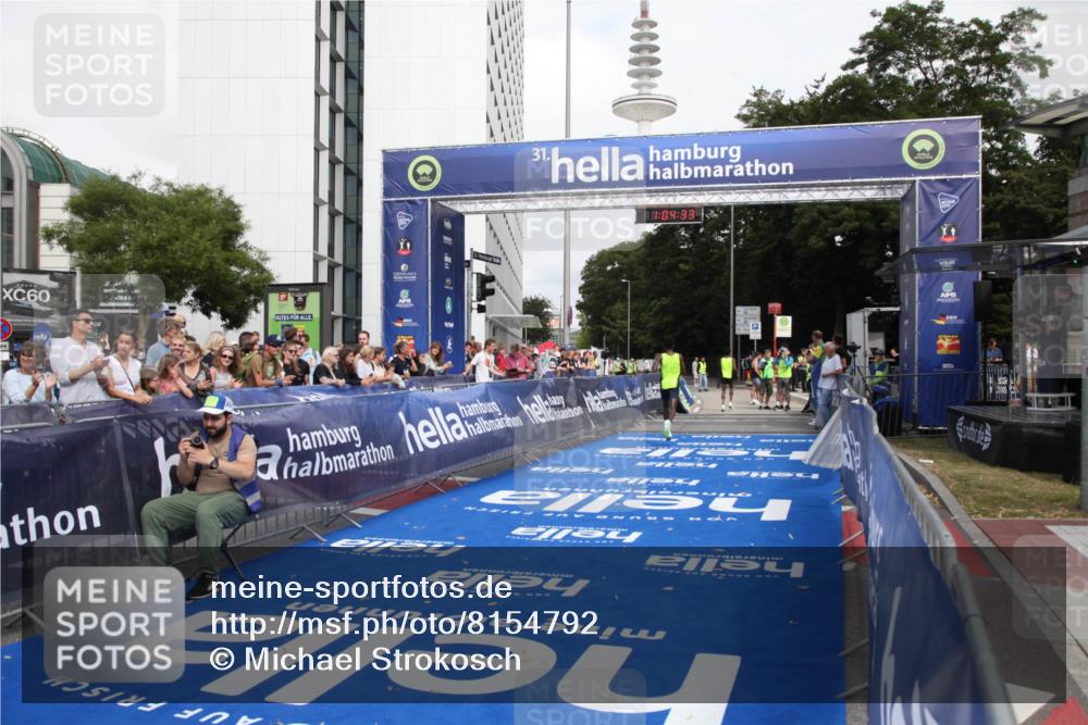 29.06.2025 - hella hamburg halbmarathon Michael Strokosch http://msf.ph/oto/8154792 29.06.2025 10:04:37 Ziel 58 meine-sportfotos.de