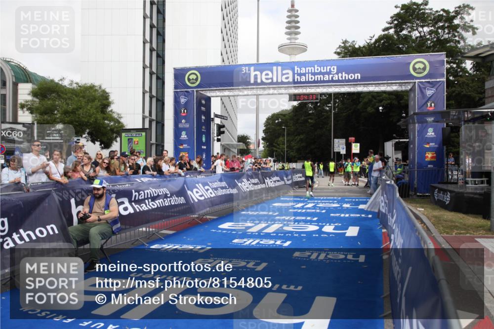 29.06.2025 - hella hamburg halbmarathon Michael Strokosch http://msf.ph/oto/8154805 29.06.2025 10:04:37 Ziel 58 meine-sportfotos.de
