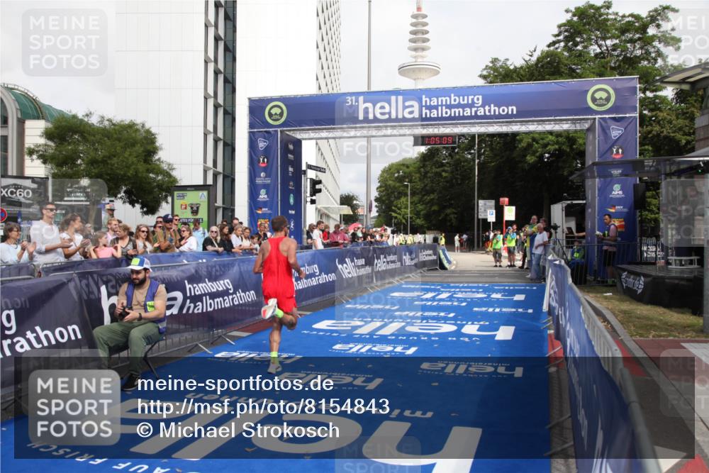 29.06.2025 - hella hamburg halbmarathon Michael Strokosch http://msf.ph/oto/8154843 29.06.2025 10:05:13 Ziel 21, 20052, 20518 meine-sportfotos.de