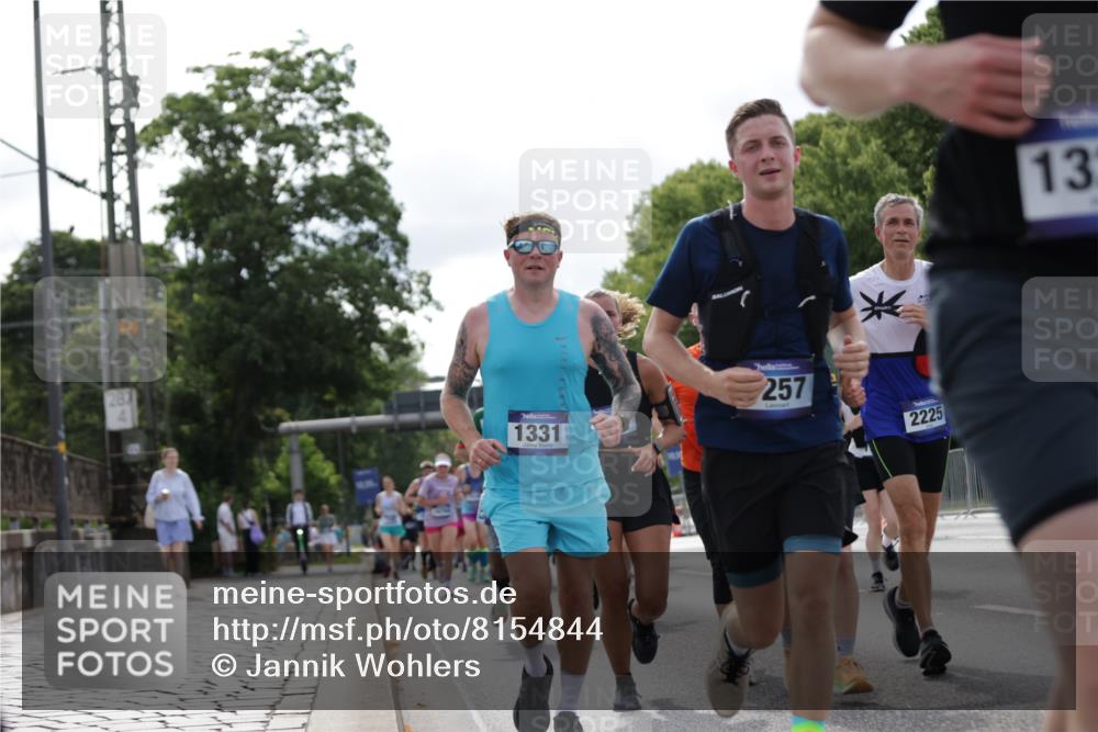 29.06.2025 - hella hamburg halbmarathon Jannik Wohlers http://msf.ph/oto/8154844 29.06.2025 10:16:36 Lombardsbrücke 1117, 1137, 1240, 1298, 1331, 1348, 1403, 1553, 1602, 2225, 2908, 3210, 3450, 3622, 5929, 5930, 5995, 6328, 6948, 7114, 7115, 7257, 7345, 7360, 7376, 7924, 7928, 8263, 8513, 8983, 9208, 9647, 9891, 10165, 10314, 10317, 10320, 10735, 10926, 11410, 12043, 12252, 12289, 12640, 13206, 13365, 13605, 14597, 14646, 15140, 15381, 15564, 15613, 15713, 16447, 16459, 16704, 16709, 17010, 17449, 17527, 17661, 17741, 17984, 18245, 18571 meine-sportfotos.de