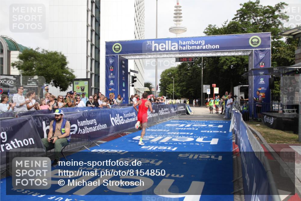 29.06.2025 - hella hamburg halbmarathon Michael Strokosch http://msf.ph/oto/8154850 29.06.2025 10:05:14 Ziel 21, 20052, 20518 meine-sportfotos.de