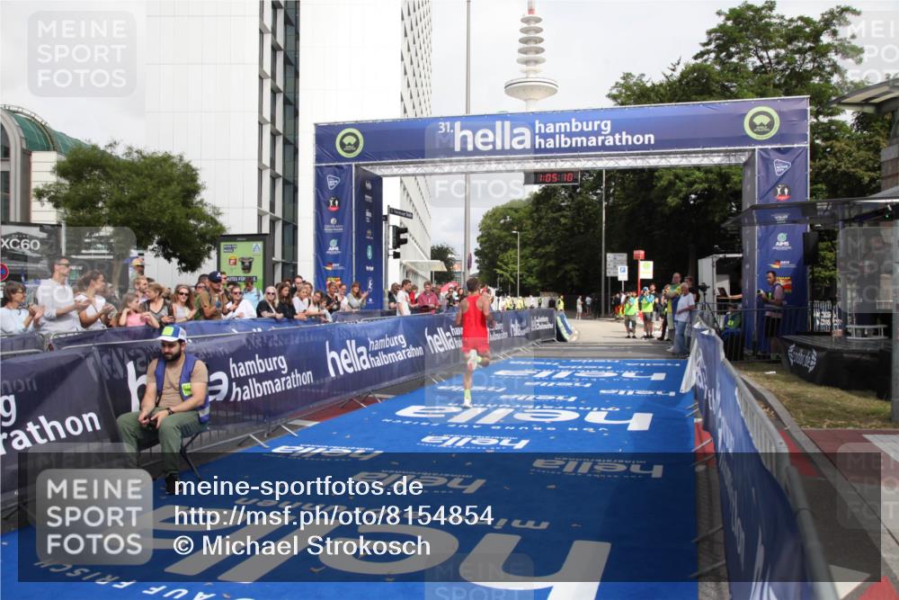 29.06.2025 - hella hamburg halbmarathon Michael Strokosch http://msf.ph/oto/8154854 29.06.2025 10:05:14 Ziel 21, 20052, 20518 meine-sportfotos.de