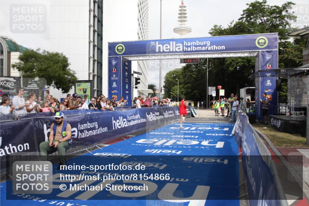29.06.2025 - hella hamburg halbmarathon Michael Strokosch http://msf.ph/oto/8154866 29.06.2025 10:05:15 Ziel 21, 20052, 20518 meine-sportfotos.de