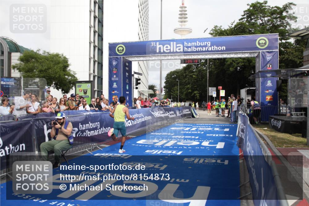 29.06.2025 - hella hamburg halbmarathon Michael Strokosch http://msf.ph/oto/8154873 29.06.2025 10:05:22 Ziel 19 meine-sportfotos.de
