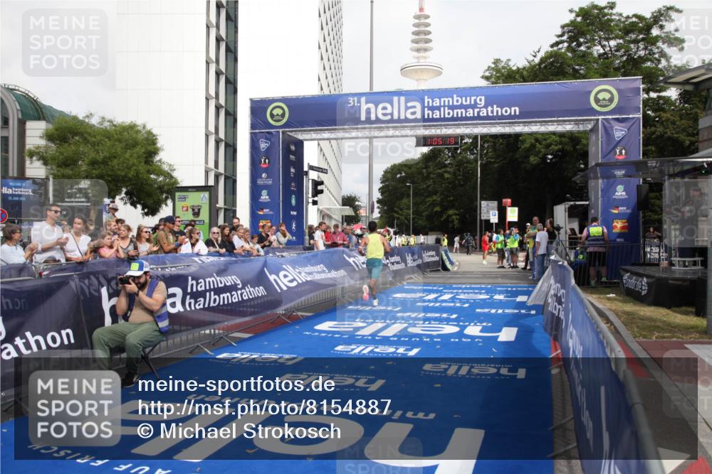29.06.2025 - hella hamburg halbmarathon Michael Strokosch http://msf.ph/oto/8154887 29.06.2025 10:05:23 Ziel 19 meine-sportfotos.de