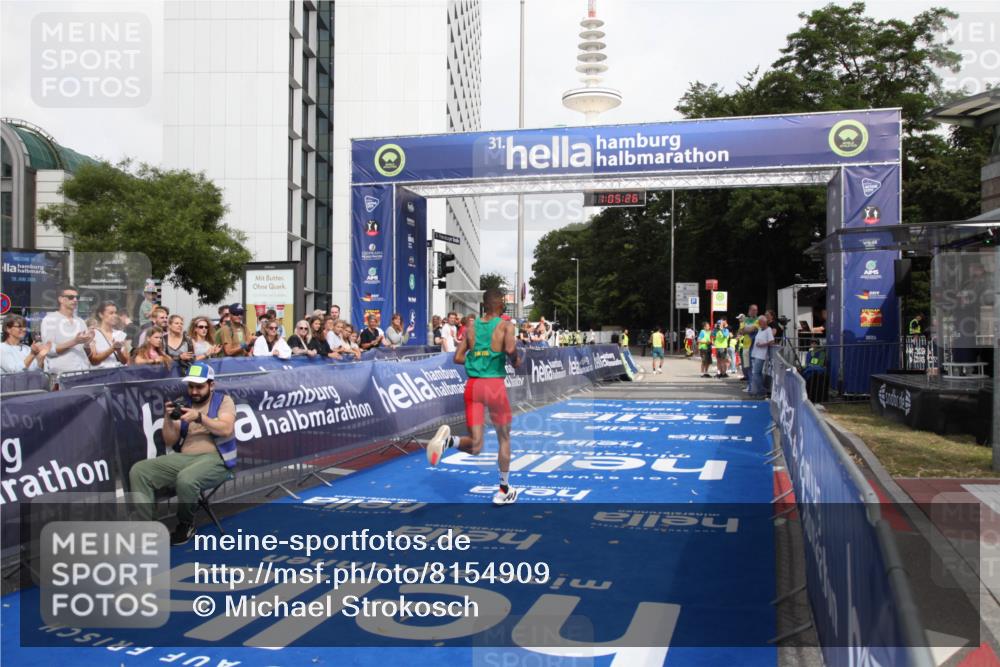 29.06.2025 - hella hamburg halbmarathon Michael Strokosch http://msf.ph/oto/8154909 29.06.2025 10:05:30 Ziel 17 meine-sportfotos.de