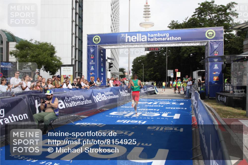 29.06.2025 - hella hamburg halbmarathon Michael Strokosch http://msf.ph/oto/8154925 29.06.2025 10:05:30 Ziel 17 meine-sportfotos.de