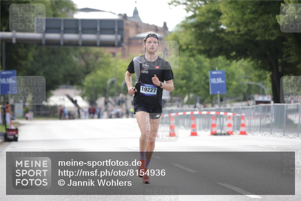 29.06.2025 - hella hamburg halbmarathon Jannik Wohlers http://msf.ph/oto/8154936 29.06.2025 09:36:06 Lombardsbrücke 19227 meine-sportfotos.de
