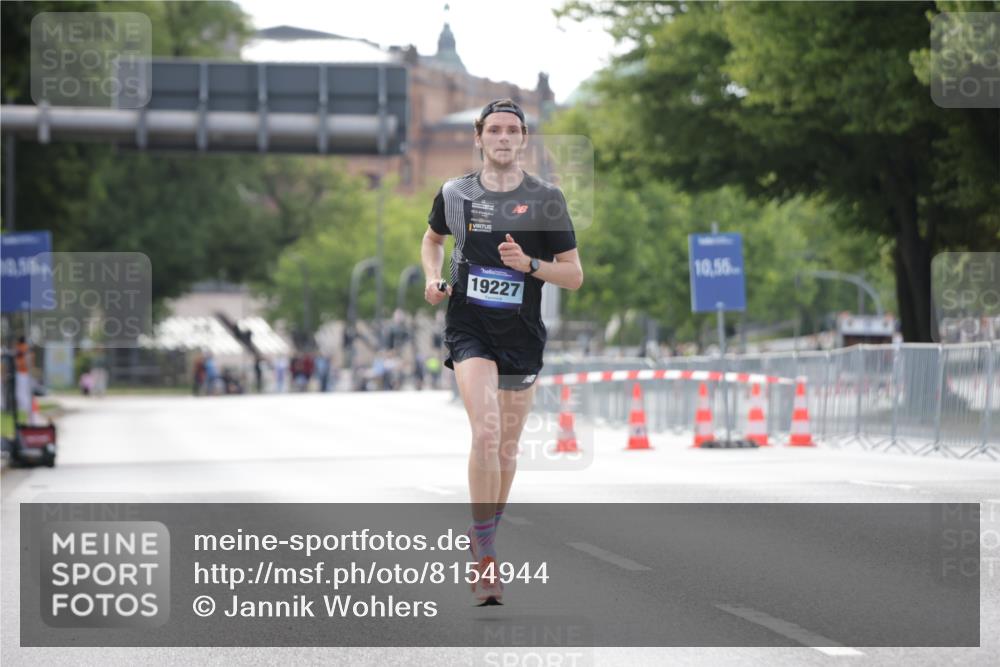 29.06.2025 - hella hamburg halbmarathon Jannik Wohlers http://msf.ph/oto/8154944 29.06.2025 09:36:06 Lombardsbrücke 19227 meine-sportfotos.de