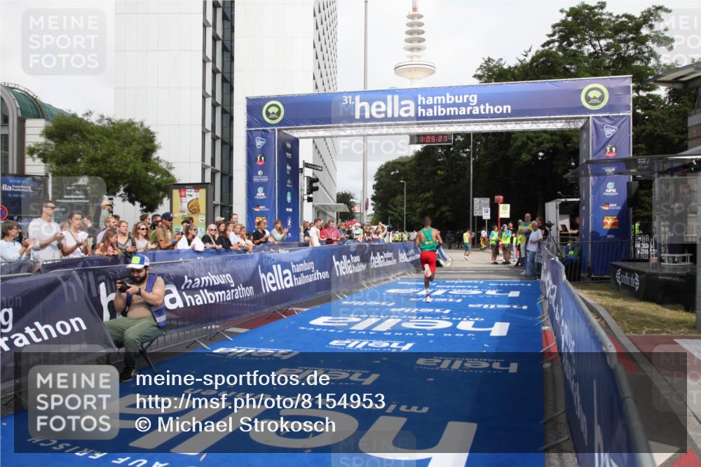 29.06.2025 - hella hamburg halbmarathon Michael Strokosch http://msf.ph/oto/8154953 29.06.2025 10:05:31 Ziel 17 meine-sportfotos.de