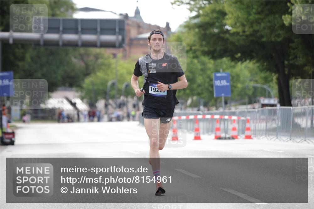 29.06.2025 - hella hamburg halbmarathon Jannik Wohlers http://msf.ph/oto/8154961 29.06.2025 09:36:06 Lombardsbrücke 19227 meine-sportfotos.de