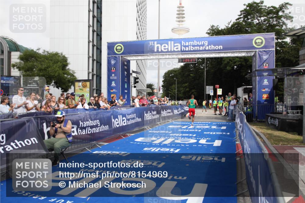 29.06.2025 - hella hamburg halbmarathon Michael Strokosch http://msf.ph/oto/8154969 29.06.2025 10:05:31 Ziel 17 meine-sportfotos.de