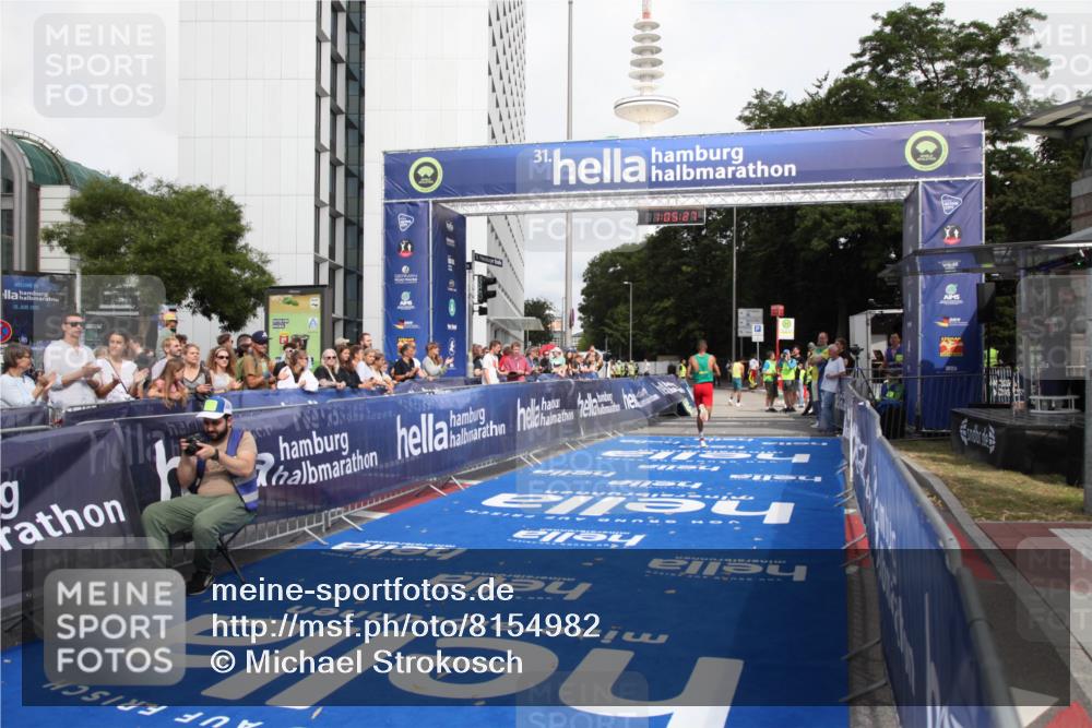 29.06.2025 - hella hamburg halbmarathon Michael Strokosch http://msf.ph/oto/8154982 29.06.2025 10:05:31 Ziel 17 meine-sportfotos.de