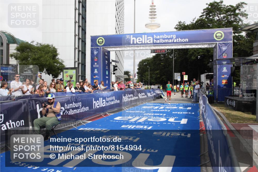 29.06.2025 - hella hamburg halbmarathon Michael Strokosch http://msf.ph/oto/8154994 29.06.2025 10:05:32 Ziel 17 meine-sportfotos.de