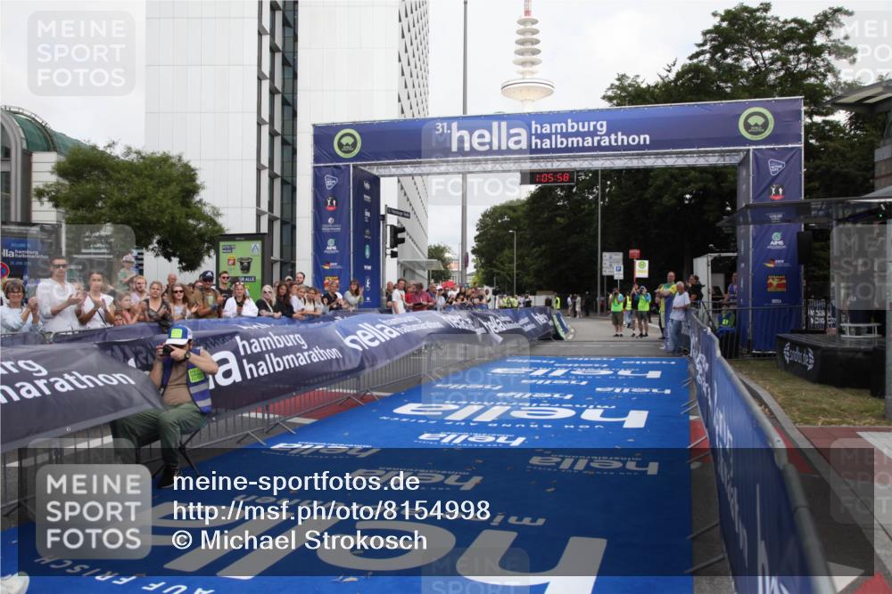 29.06.2025 - hella hamburg halbmarathon Michael Strokosch http://msf.ph/oto/8154998 29.06.2025 10:06:02 Ziel 24 meine-sportfotos.de