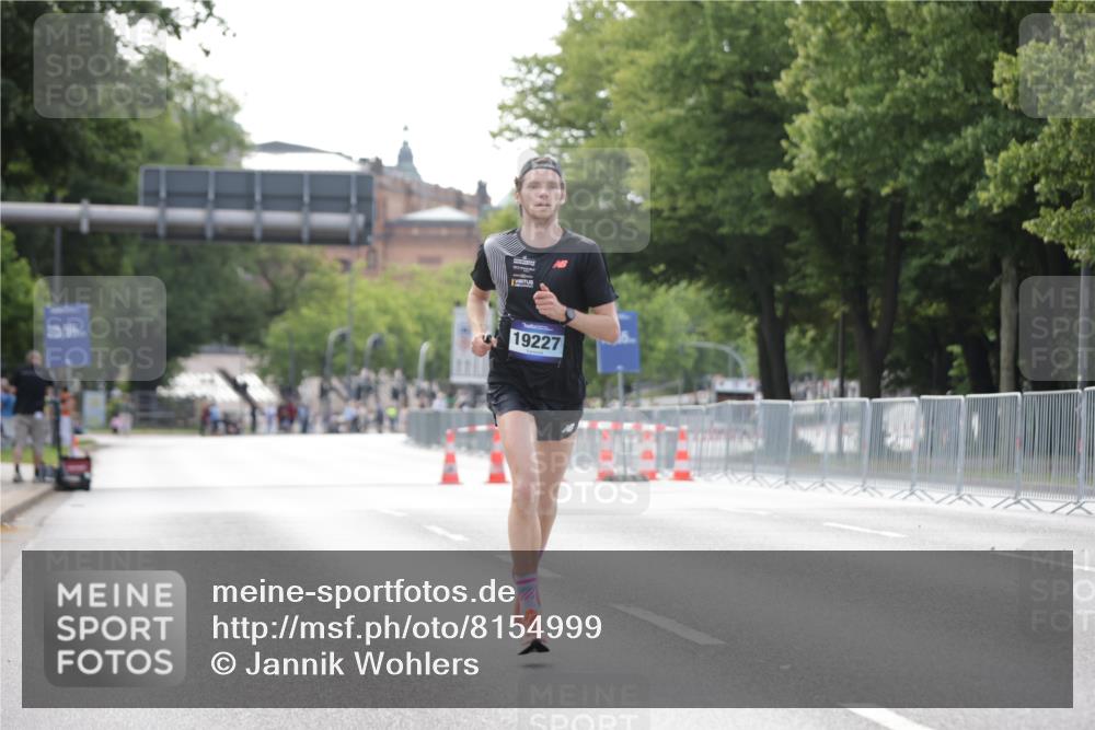 29.06.2025 - hella hamburg halbmarathon Jannik Wohlers http://msf.ph/oto/8154999 29.06.2025 09:36:07 Lombardsbrücke 19227 meine-sportfotos.de