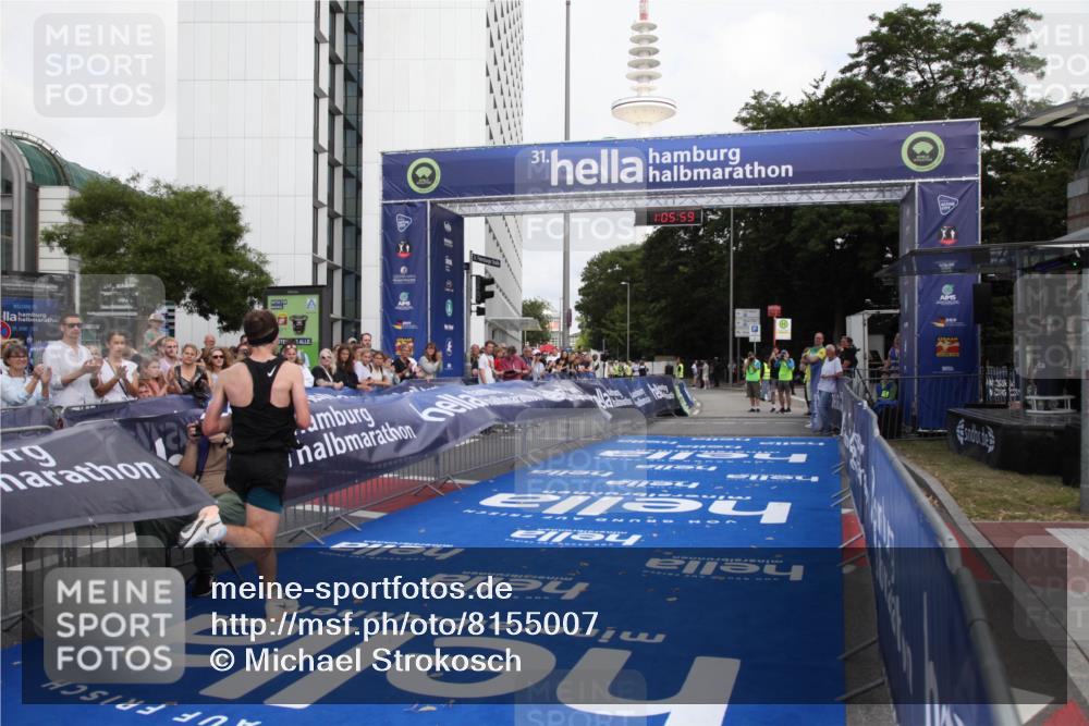 29.06.2025 - hella hamburg halbmarathon Michael Strokosch http://msf.ph/oto/8155007 29.06.2025 10:06:02 Ziel 24 meine-sportfotos.de
